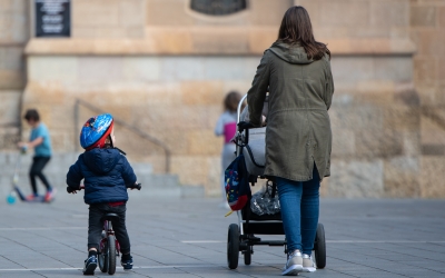 Imatge d'una mare amb els fills passejant a plaça Sant Roc | Roger Benet